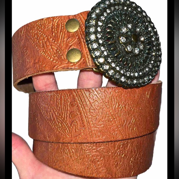 Fossil bling BELT Tan Brown FLORAL Tooled LEATHER Medallion Buckle Fits 35-39”Lg - Picture 1 of 15